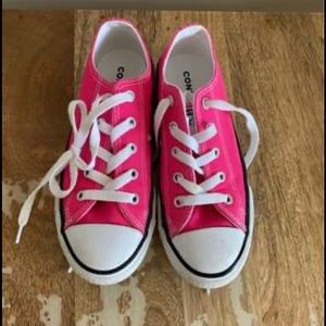 Converse Chuck Taylor’s little kids size 1